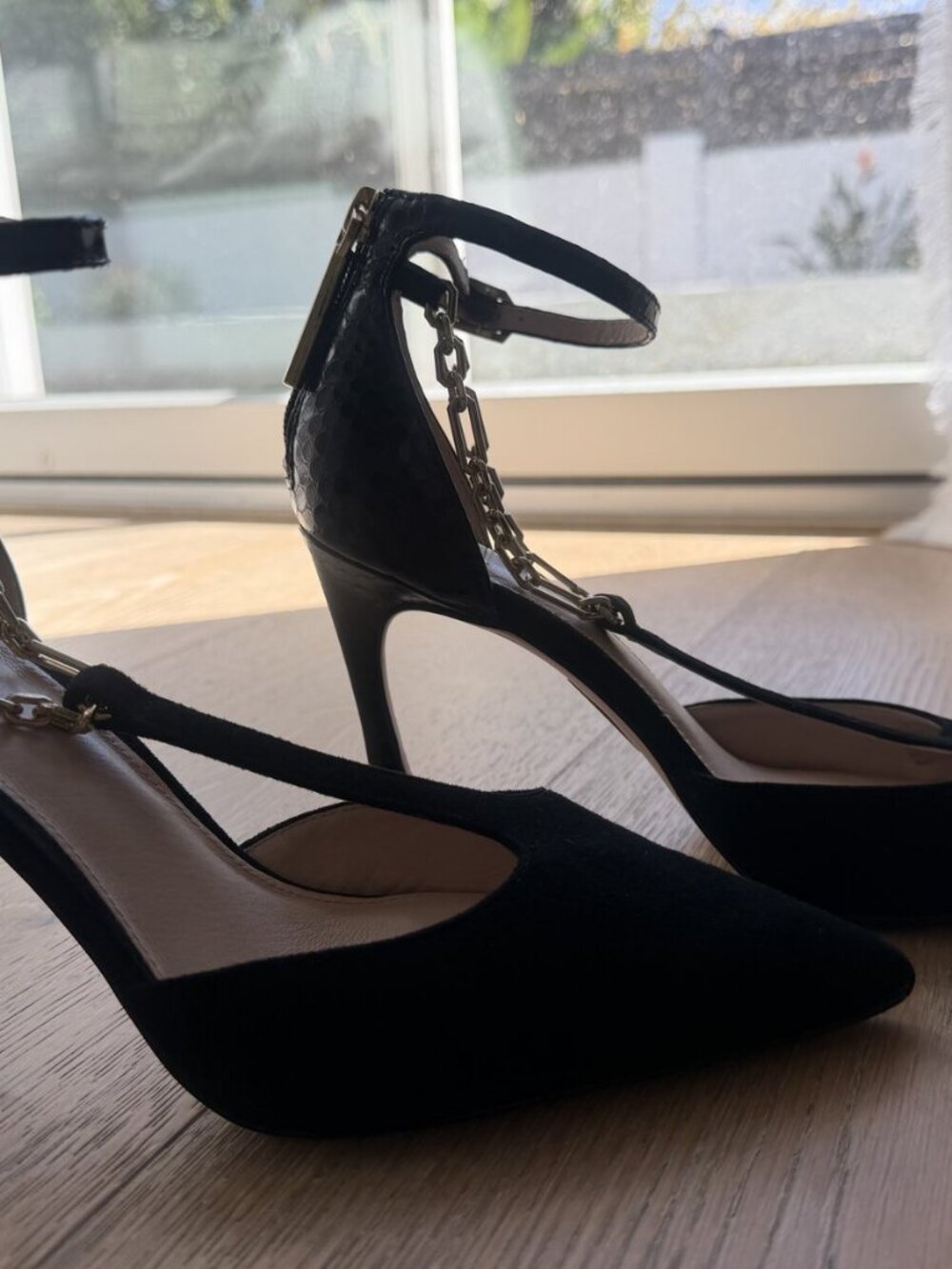 Louise et Cie Lo-Taite Black Suede Gold Chain T-Strap Pumps Snake Heel 8.5M 39